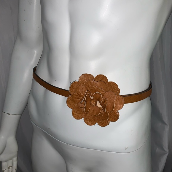 VALENTINO GARAVANI size 34 leather FLOWER belt